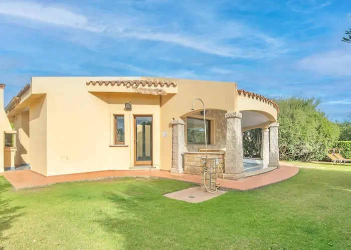 Vila With Air Conditioning And Private Outdoor Area Just 400 Meters From The *